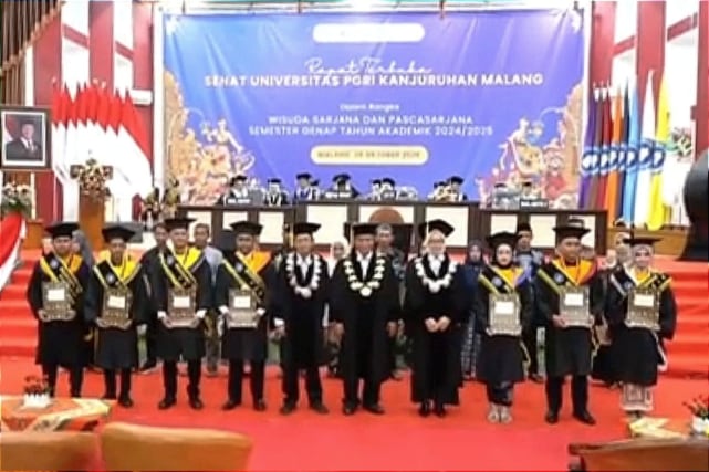 Unikama Lepas 712 Wisudawan Terserap Kerja 80 Persen Sebelum Wisuda 2 Para wisudawan/ti terbaik Unikama, didampingi Rektor, Wakil Rektor dan orang tua. (ist)