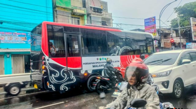 Bus bertuliskan Trans Jatim terlihat melintasi kawasan Dinoyo, Jumat kemarin. (bas) Trans Jatim Segera Meluncur, Sopir Angkot Tagih Janji Pemkot Malang