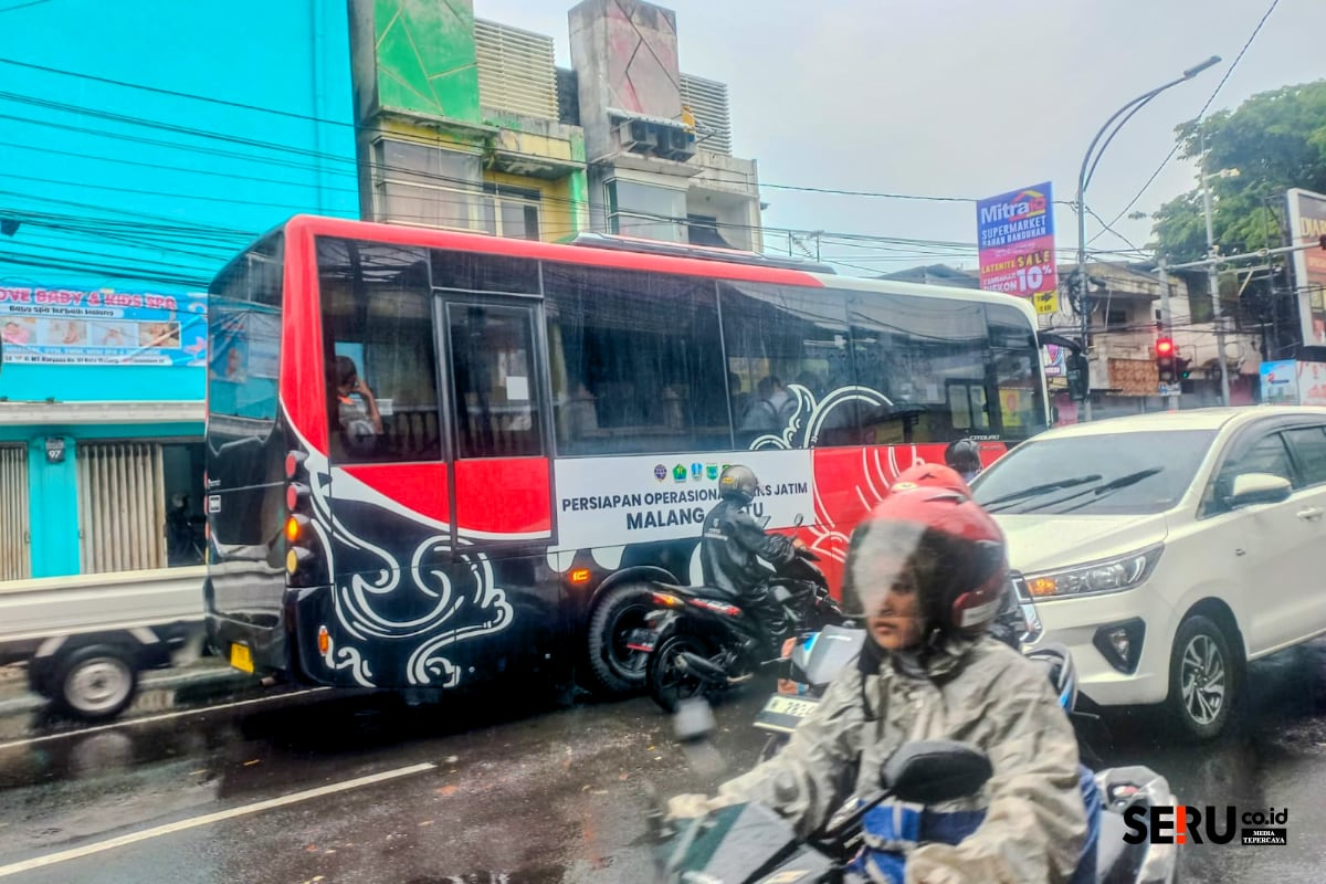 Bus bertuliskan Trans Jatim terlihat melintasi kawasan Dinoyo, Jumat kemarin. (bas) Trans Jatim Segera Meluncur, Sopir Angkot Tagih Janji Pemkot Malang