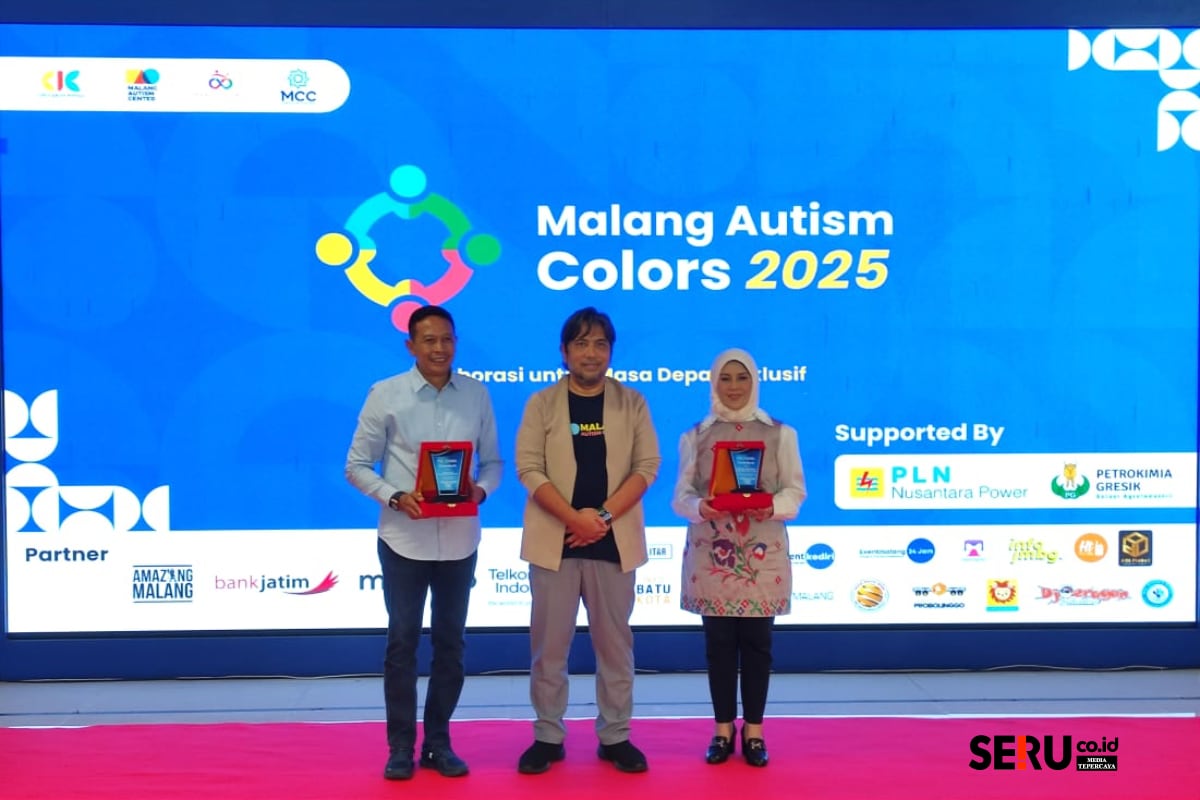 Bangga dan Haru Warnai Malang Autism Colors 2025, Anak-anak Surga Tampil Luar Biasa 1 Penghargaan MAC kepada Wali Kota Malang Wahyu Hidayat dan Pembina MAC Prof Mia Amiati. (rhd)