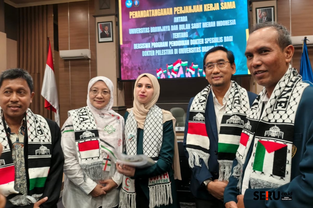 Sinergi UB dan BSMI Fasilitasi Beasiswa Dokter Spesialis bagi Rakyat Palestina 1 Sivitas akademika UB dan BSMI bersama satu dokter asal Palestina yang sedang menempuh PPDS. (bas)