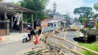 Jembatan bambu dibangun di dekat jembatan Sonokembang yang rusak. (ist) Jembatan Sonokembang Tak Kunjung Diperbaiki, Warga Kompak Bangun Jembatan Bambu