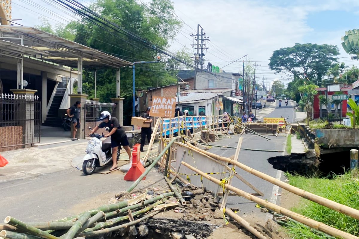 Jembatan bambu dibangun di dekat jembatan Sonokembang yang rusak. (ist) Jembatan Sonokembang Tak Kunjung Diperbaiki, Warga Kompak Bangun Jembatan Bambu