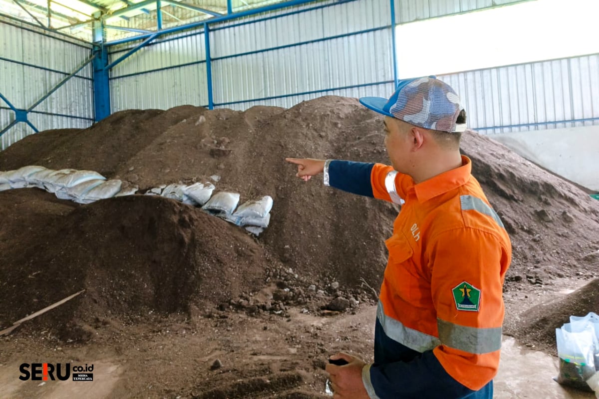 Petugas TPA Supit Urang menunjukkan timbunan kompos yang dihasilkan TPA Supit Urang. (bas) DLH Kota Malang Ubah Sampah Jadi Sumber Retribusi Baru Lewat Pengolahan Kompos