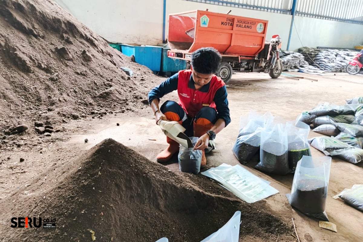 DLH Kota Malang Ubah Sampah Jadi Sumber Retribusi Baru Lewat Pengolahan Kompos 1 Petugas TPA Supit Urang mewadahi kompos dalam kemasan sebelum dibagikan dan diperjualbelikan. (bas)