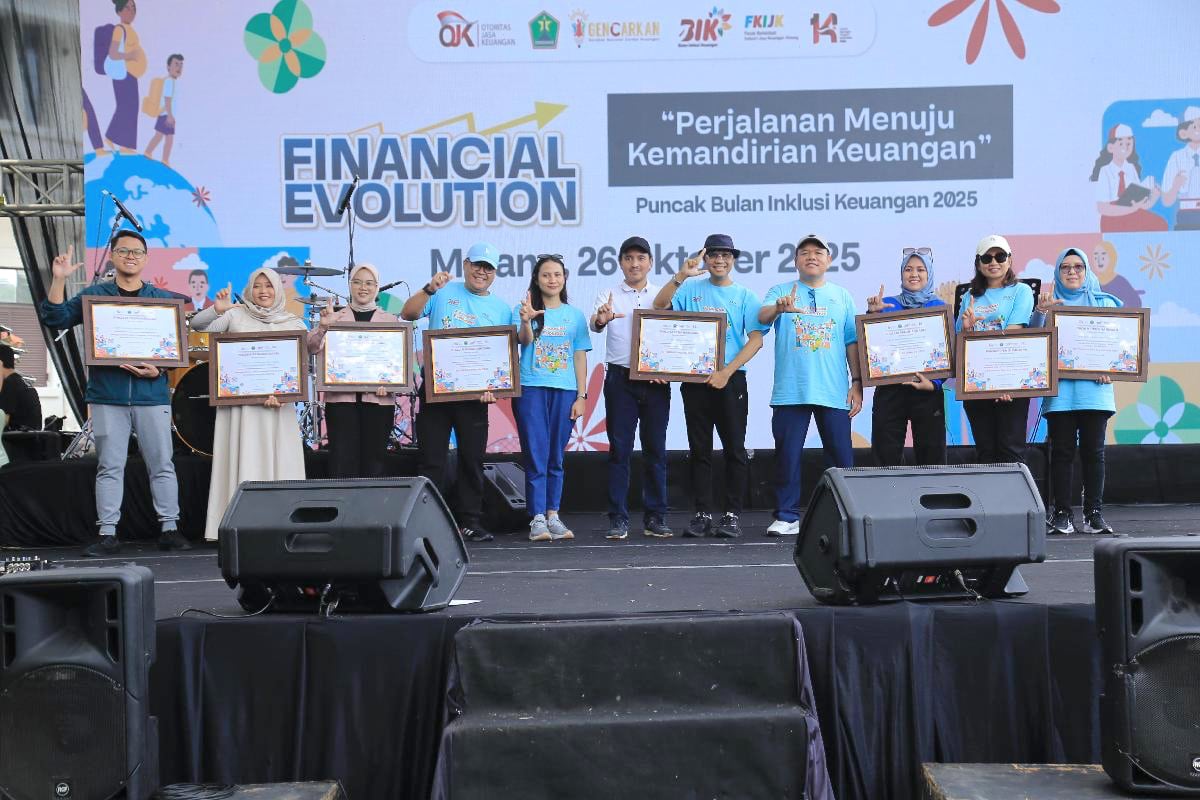 BIK 2025, OJK Malang Dorong Financial Evolution Menuju Kemandirian Keuangan 2 Pemberian apresiasi Program Literasi dan inklusi keuangan. (ist)