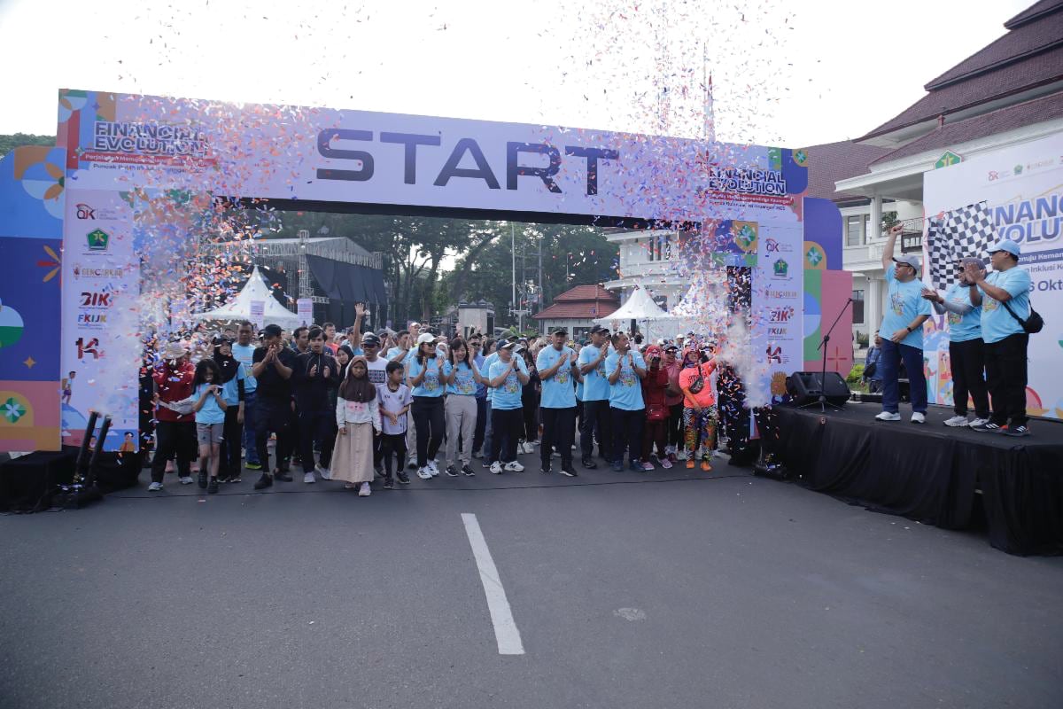 Fun walk sebagai rangkaian Bulan Inklusi Keuangan oleh OJK, FKIJK dan Pemkot Malang. (ist) BIK 2025, OJK Malang Dorong Financial Evolution Menuju Kemandirian Keuangan
