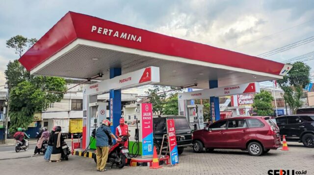 Pengisian BBM di salah satu SPBU di Kota Malang. (bas) Warga Malang Keluhkan Motor Mogok Usai Isi Pertalite, Begini Penjelasan Pertamina!