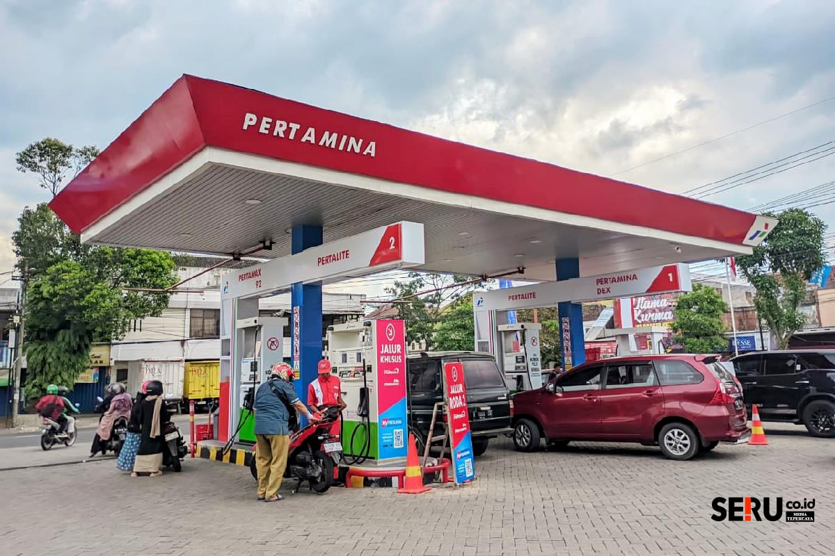 Pengisian BBM di salah satu SPBU di Kota Malang. (bas) Warga Malang Keluhkan Motor Mogok Usai Isi Pertalite, Begini Penjelasan Pertamina!