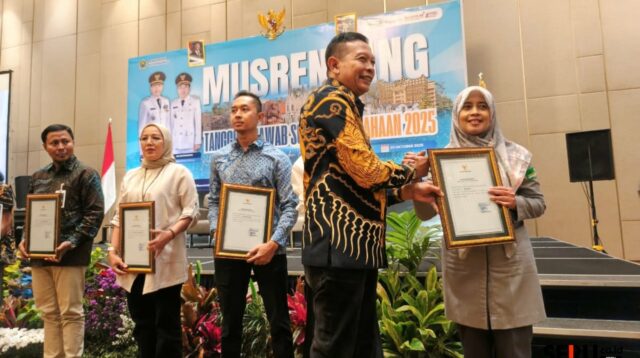 Wali Kota Malang menyerahkan penghargaan bagi perusahaan yang aktif terlibat program CSR. (bas) Bukti Sinergisitas Kuat, Pemkot Malang Realisasi CSR Tembus Rp7 Miliar