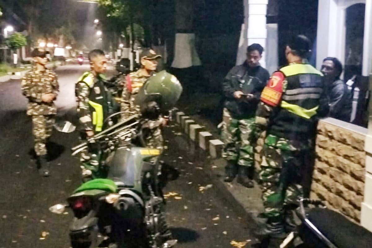 Babinsa Klojen Bersama Satkorcab Banser Patroli Malam Secara Humanis