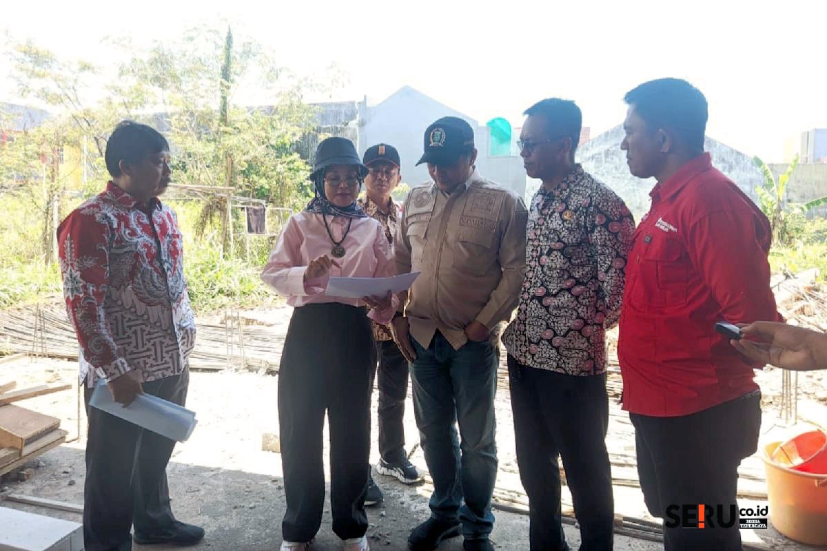 Komisi III DPRD Kabupaten Malang saat sidak lokasi dugaan penembokan jalan perumahan di Kecamatan Dau Penembokan Akses Jalan di BCT, DPRD Kabupaten Malang Bakal Carikan Solusi Kepentingan Umum