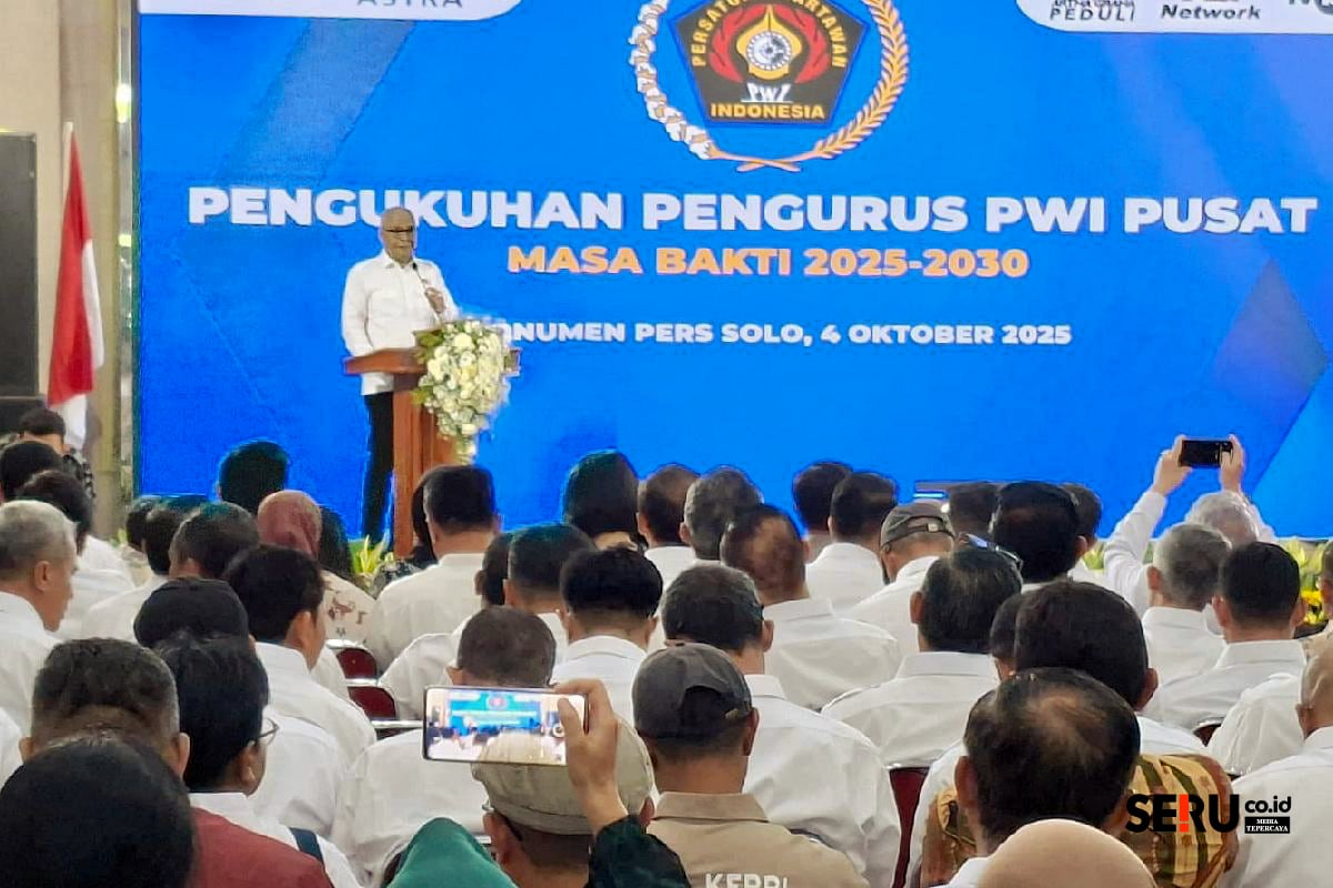 Pengurus PWI Pusat 2025–2030 Dikukuhkan, Ada Karni Ilyas, Sujiwo Tejo hingga Aiman Witjaksono 1 Ketua Umum PWI, Akhmad Munir menyampaikan, pidato sambutan. (rhd)