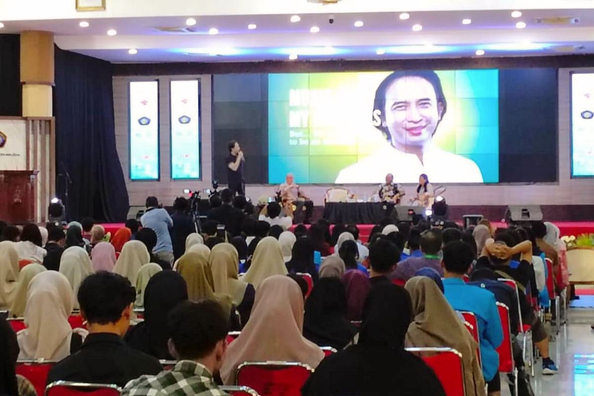 Gitaris band Padi, Piyu berbagi pengalaman berinvestasi dalam Financial Literacy for Youth. (ist)