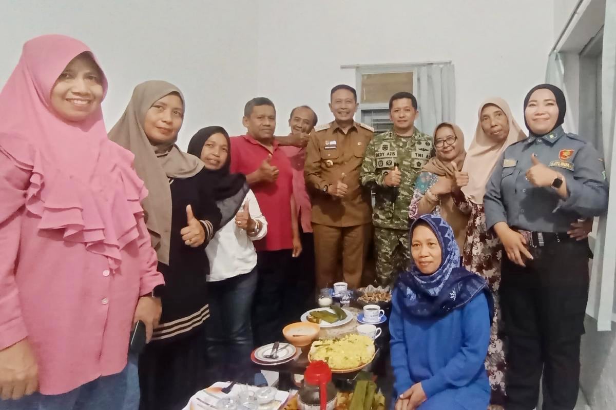 Dandim 0833 Dampingi Wali Kota Malang Berikan Bantuan kepada Lansia Sebatang Kara di Lowokwaru