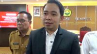 Bupati Fawait saat diwawancarai. (sgt) Pemangkasan TKD, Bupati Jember Pastikan Pembangunan 2026 Tetap Berjalan