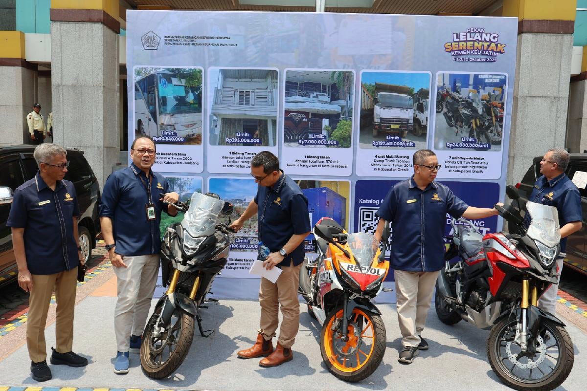Kemenkeu Satu Jatim Lelang 69 Aset Penunggak Pajak Senilai Rp11,4 Miliar 1 Para Kepala Kanwil DJP, DJBC, DJKN Jatim bersama aset penunggak pajak. (ist)