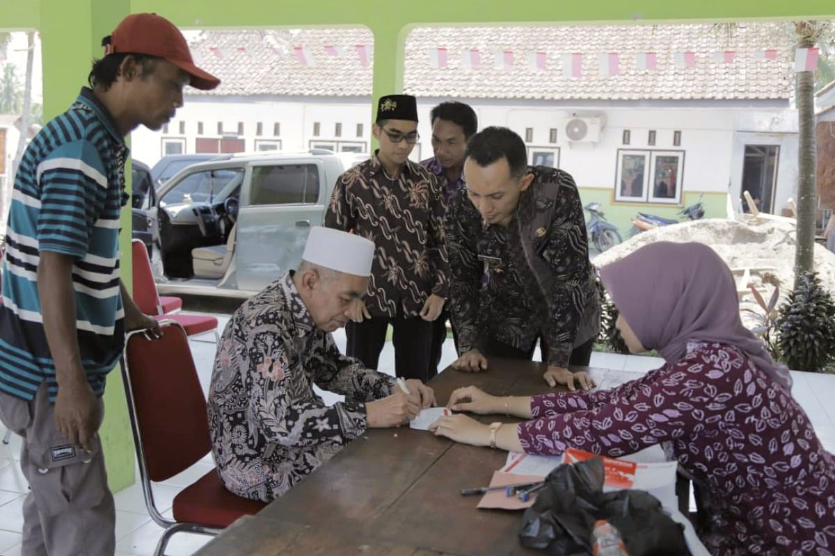 Pemkab Jember Salurkan Insentif 594 Guru Ngaji Langsung di Kantor Desa