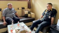 Rendra Masdrajad Safaat saat berdiskusi langsung dengan Lurah Dinoyo, Edwin Daniel Seputra. (ist) Rendra Masdrajad Safaat Serap Aspirasi di Kelurahan Dinoyo, Bahas Potensi Sentra Keramik