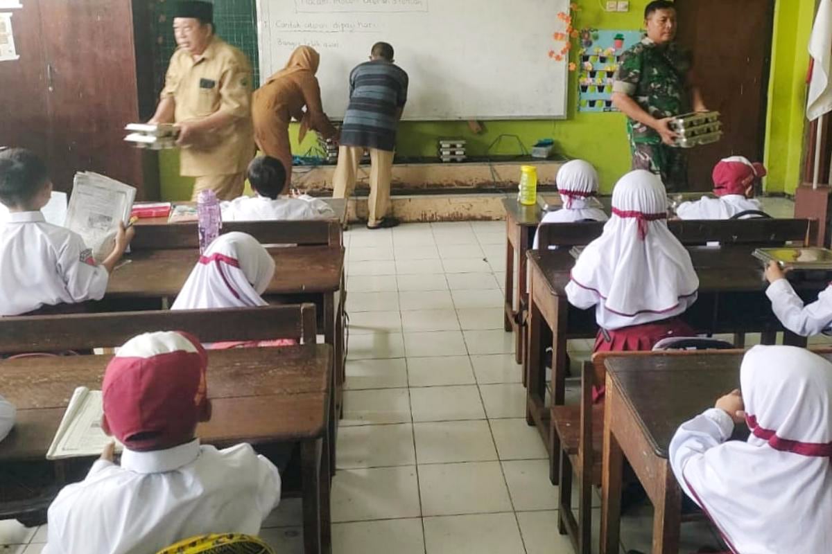 Babinsa Blimbing Dampingi Program MBG Dukung Peningkatan Gizi Anak SDN Arjosari 2