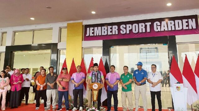 Bupati Fawait saat menyerahkan bonus apresiasi atlet Porprov 2025. (Sgt) Bupati Jember Berikan Bonus Atlet Porprov IX, Terbesar di Jatim