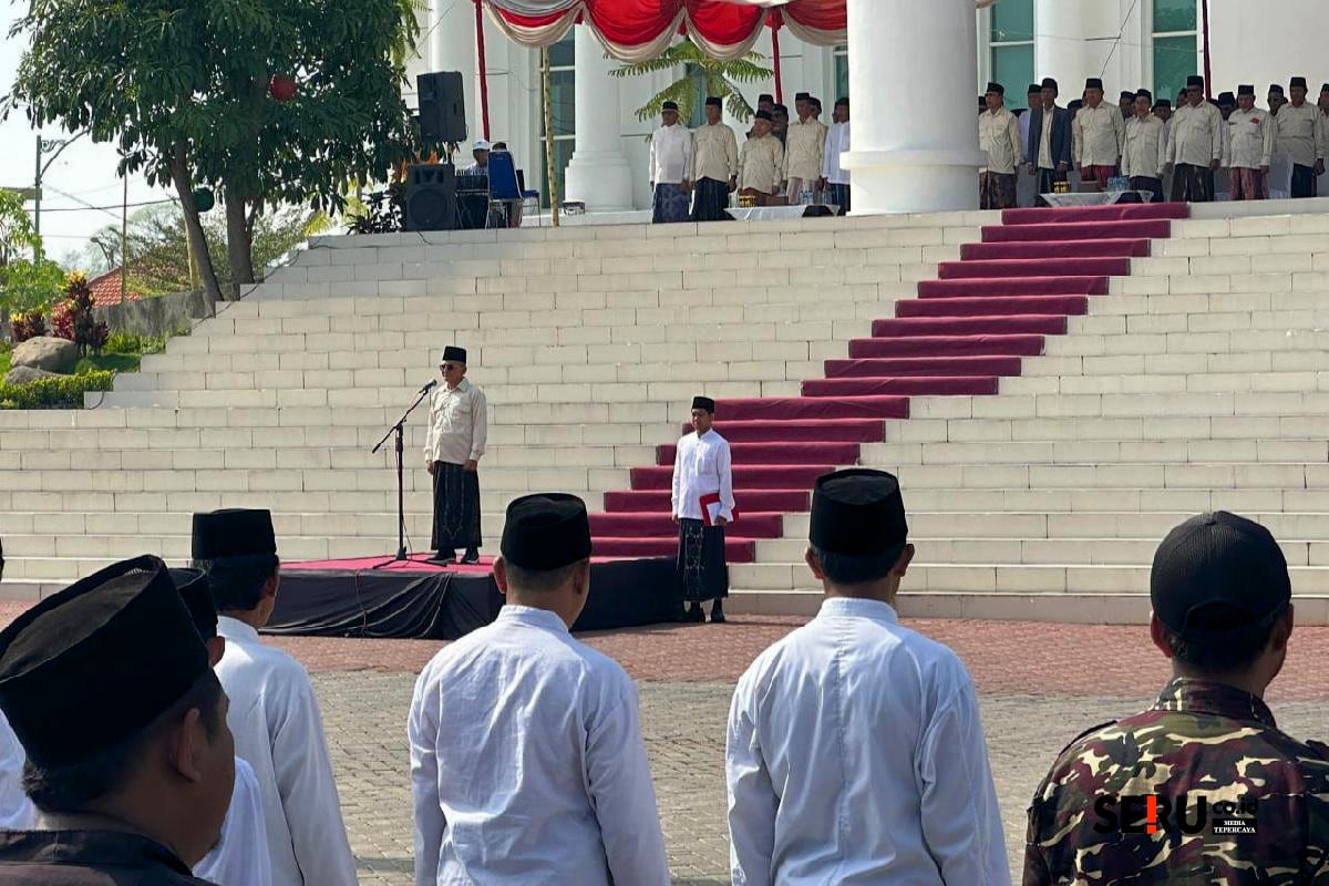 Wakil Bupati Shobih Asrori pimpin Apel Hari Santri Nasional di halaman Kantor Bupati. (rif) Mengawal Indonesia Merdeka Menuju Peradaban Dunia, Wakil Bupati Pimpin Apel HSN 2025