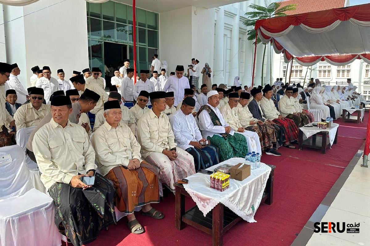 Mengawal Indonesia Merdeka Menuju Peradaban Dunia, Wakil Bupati Pimpin Apel HSN 2025 1 Para kiai, ulama dan tamu undangan mengikuti Apel Hari Santri Nasional. (rif)