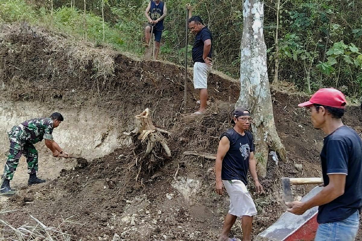 Babinsa Koramil Sukun dan Warga Karya Bakti Pelebaran Jalan Kampung