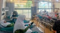 Kondisi siswa MTS Al- Khalifah yang diduga keracunan massal ditangani di rumah sakit. (ist) Diduga Keracunan Massal 16 Siswa 2 Guru MTS Al- Khalifah Cepokomulyo Kepanjen Dilarikan ke UGD
