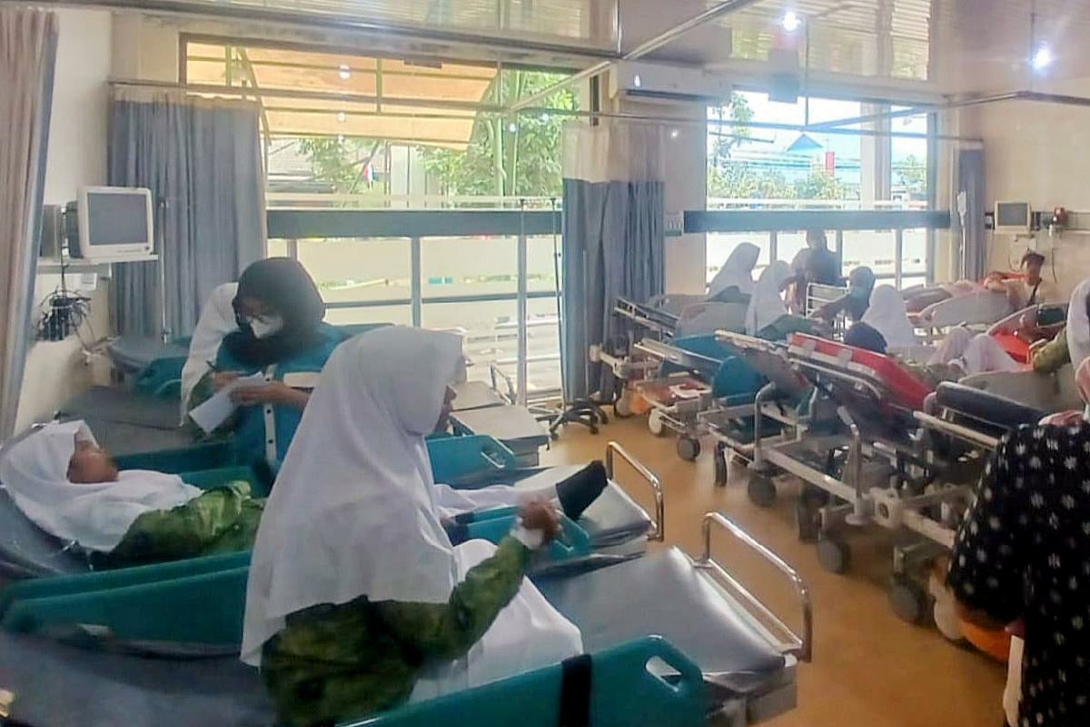 Kondisi siswa MTS Al- Khalifah yang diduga keracunan massal ditangani di rumah sakit. (ist) Diduga Keracunan Massal 16 Siswa 2 Guru MTS Al- Khalifah Cepokomulyo Kepanjen Dilarikan ke UGD