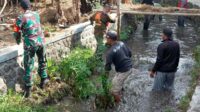 Babinsa Koramil Lowokwaru bersama warga karya bakti bersihkan sungai Tunggulwulung. (ist) Babinsa Koramil Lowokwaru Bersama Warga Karya Bakti Bersihkan Sungai Tunggulwulung