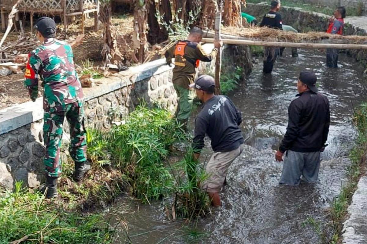 Babinsa Koramil Lowokwaru bersama warga karya bakti bersihkan sungai Tunggulwulung. (ist) Babinsa Koramil Lowokwaru Bersama Warga Karya Bakti Bersihkan Sungai Tunggulwulung