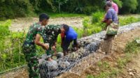 TMMD ke-126 Lanud Abd. Saleh pasang bronjong di Sungai Sengkaring. (ist) TMMD ke-126 Lanud Abd. Saleh Pasang Bronjong di Sungai Sengkaring