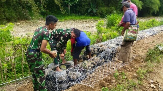 TMMD ke-126 Lanud Abd. Saleh Pasang Bronjong di Sungai Sengkaring