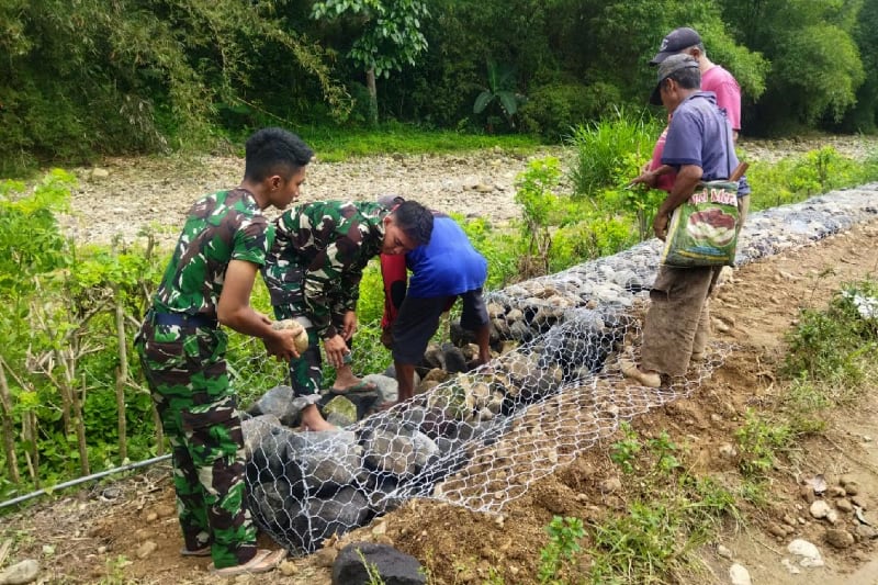 TMMD ke-126 Lanud Abd. Saleh pasang bronjong di Sungai Sengkaring. (ist) TMMD ke-126 Lanud Abd. Saleh Pasang Bronjong di Sungai Sengkaring