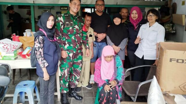 Babinsa Bareng dampingi evakuasi lansia ke pondok perawatan. (ist) Babinsa Bareng Dampingi Evakuasi Lansia ke Pondok Perawatan