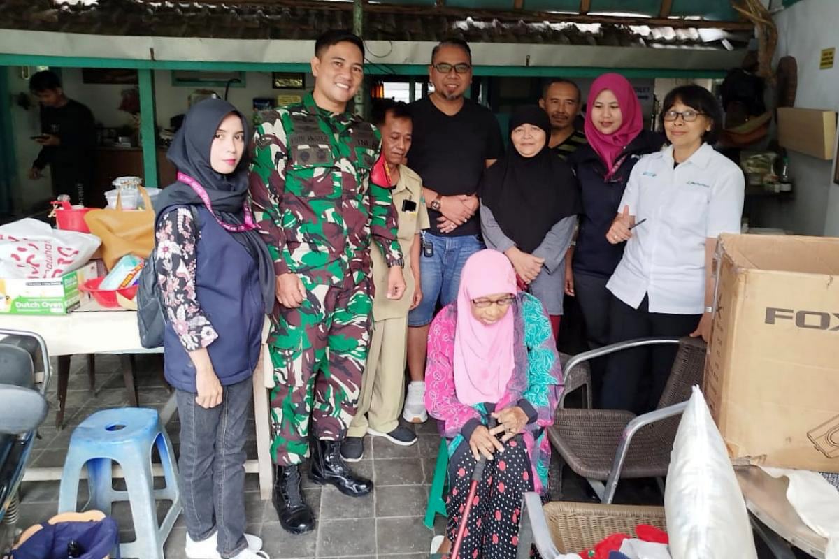 Babinsa Bareng dampingi evakuasi lansia ke pondok perawatan. (ist) Babinsa Bareng Dampingi Evakuasi Lansia ke Pondok Perawatan