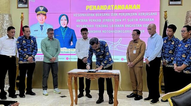 Bupati Jember bersama pihak PT Surya Mataran Nusantara (Fly Jaya Air) saat melakukan MoU di Pendapa Wahyawibawagraha. (ist) Pemkab Jember-Fly Jaya MoU Penerbangan Permanen Jember-Jakarta