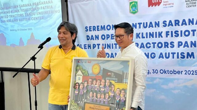 Penyerahan cendera mata simbolis kolaborasi UTPE dan MAC pada Klinik Fisioterapi PATRIA. (ist) UTPE dan MAC Resmikan Klinik Fisioterapi PATRIA, Pertama untuk Disabilitas Malang Raya