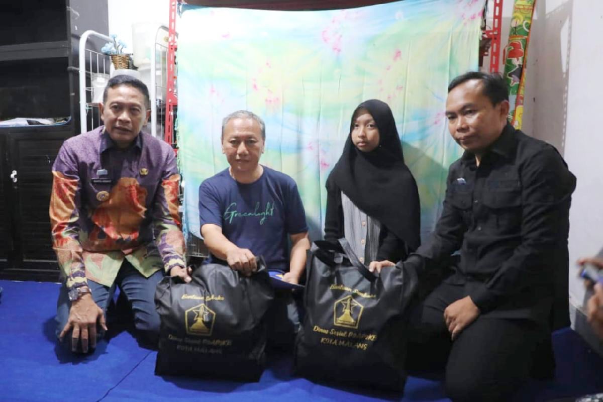 Hujan Deras Terpeleset Hanyut di Gorong-gorong Jalan SP Sudarmo Kota Malang, Nyawa Pejalan Kaki Melayang 1 Wali Kota Malang dan Wakil Wali Kota Malang takziah ke rumah korban hanyut di gorong-gorong. (ist)