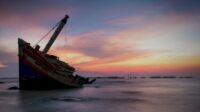 Ilustrasi kapal mengalami laka laut. (ist Pencarian Kapal KNP Albakor Dilakukan Hingga Perairan Trenggalek