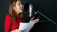 Ilustrasi seorang Voice Over Talent sedang menyuarakan sebuah naskah. (ist) Naskah Kontroversi, Haruskah Voice Over Talent Ikut Bertanggung jawab?