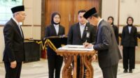 Ir Supriatna Adhisuwignjo ST MT menandatangani Pakta Integritas sebagai Direktur Polinema periode 2025–2029. (ist) Kemdiktisaintek Resmi Melantik Ir Supriatna Adhisuwignjo ST MT Sebagai Direktur Polinema Periode 2025–2029