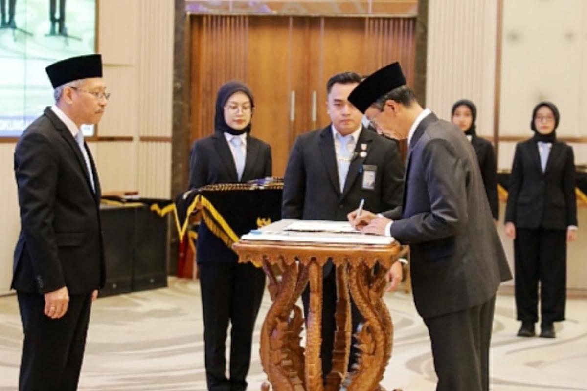 Kemdiktisaintek Resmi Melantik Ir Supriatna Adhisuwignjo ST MT Sebagai Direktur Polinema Periode 2025–2029