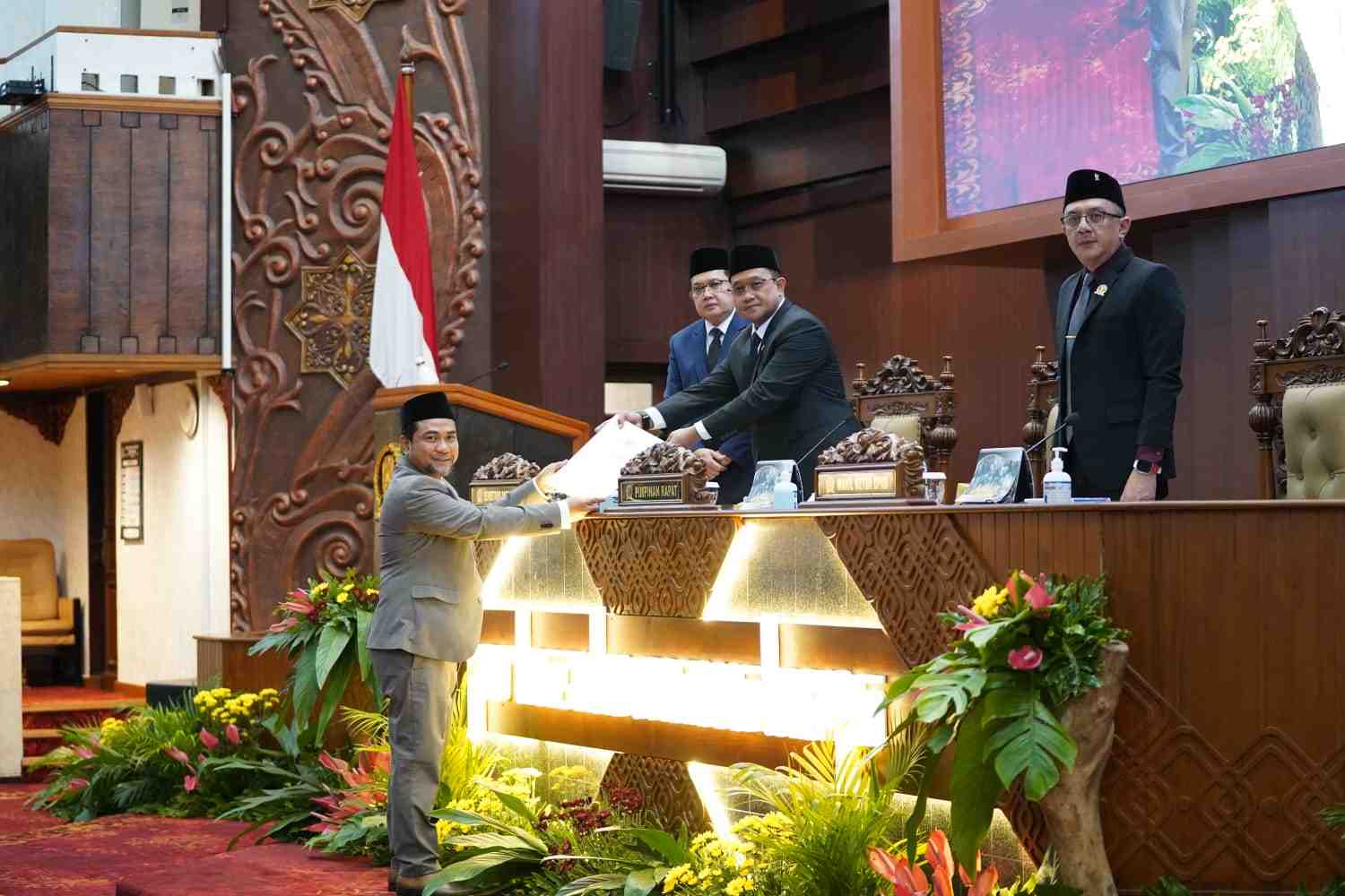 Juru Bicara Fraksi NasDem, Khusnul Arif, S.Sos,_11zon Fraksi NasDem Setuju Raperda Pencabutan Sejumlah Perda Jatim Dilanjutkan, Sampaikan Kehati-hatian Regulasi