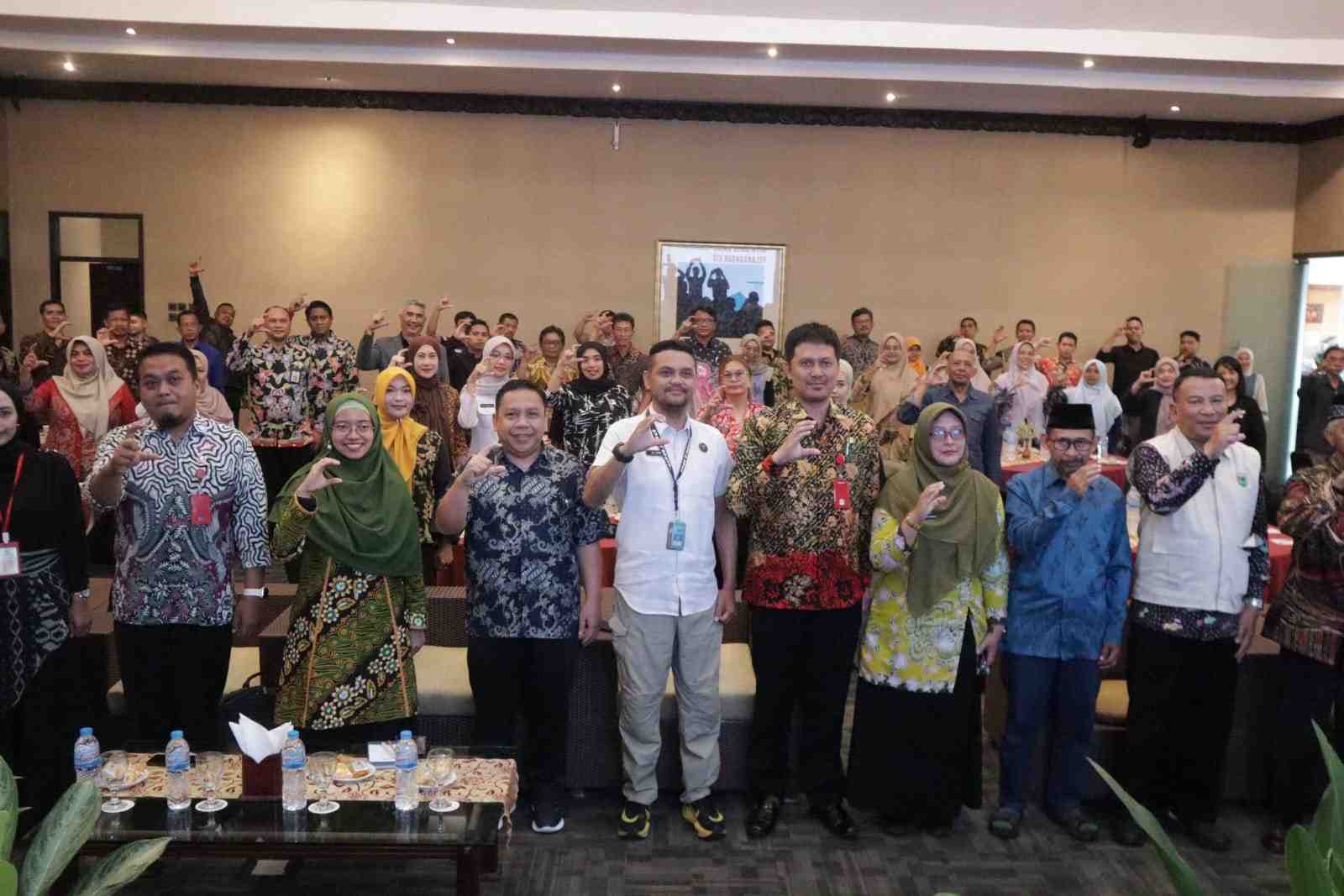 Kadinkes Batu bersama instansi terkait alam pertemuan membahas Kawasan Tanpa Rokok di Kota Batu. (ist)_11zon Dinkes Kota Batu Dorong Kesadaran Kolektif Lewat Sosialisasi 7 Tatanan Kawasan Tanpa Rokok