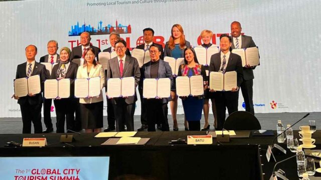 Kadisparta Batu menunjukkan kesepakatan bersama kota-kota partisipan The 1st Global City Tourism Forum 2025 di Busan Korea. (ist_11zon Kota Batu Siap Implementasikan Rencana Aksi dan Visi Pariwisata Global 2040, Hasil Kesepakatan The 1st Global City Tourism Forum 2025