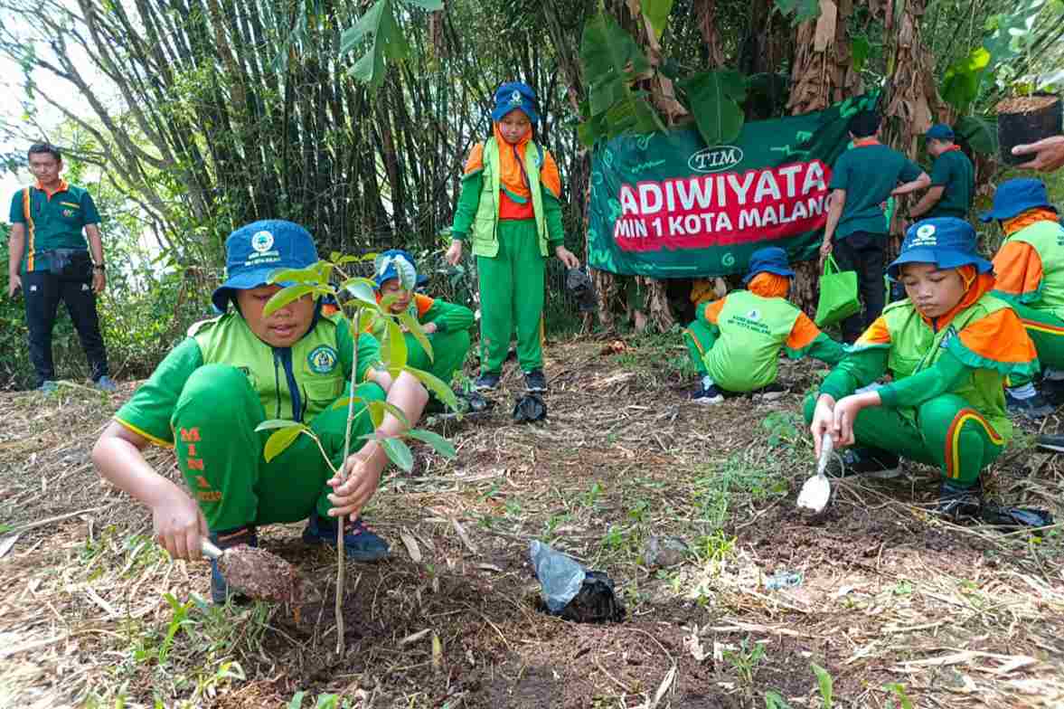 Gerakan Tanam 1.000 Pohon, Ratusan Pelajar Mitigasi Bencana di TPA Supit Urang