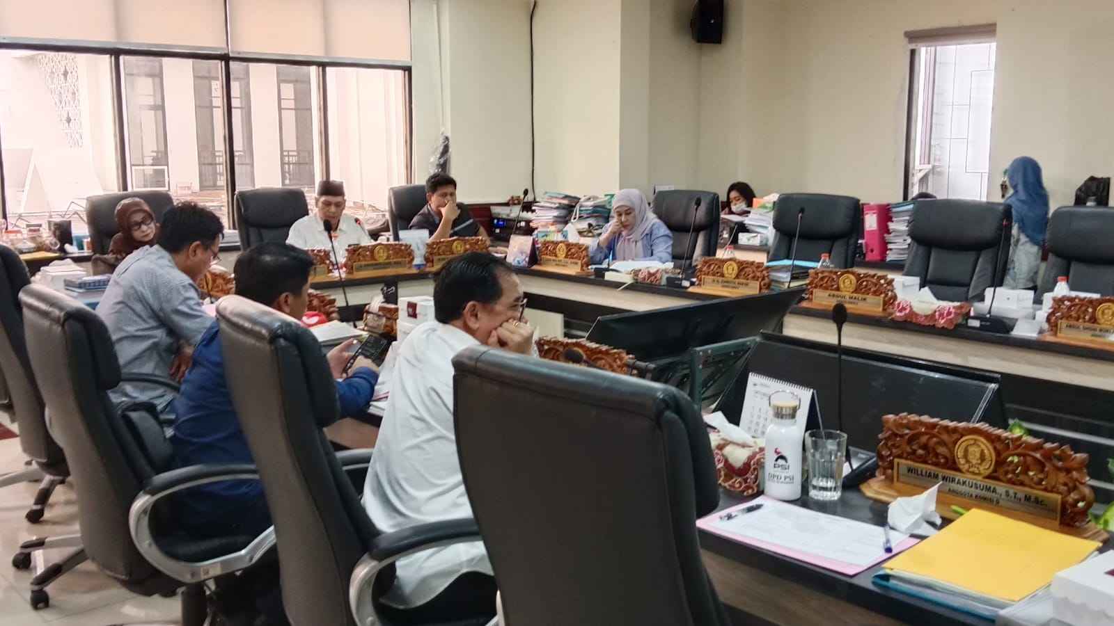 Komisi D DPRD Kota Surabaya menggelar Rapat Koordinasi bersama jajaran RSUD dr. Soewandhie_11zon DPRD Surabaya Dukung RSUD dr. Soewandhie Jangkau Layanan Premium via GRHA Adyatma