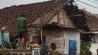 Kondisi atap salah satu rumah warga yang terdampak cuaca ekstrim di Kecamatan Karangploso. (Ist) Delapan Rumah, Masjid dan Tempat Usaha di Karangploso Rusak Diterjang Angin Kencang